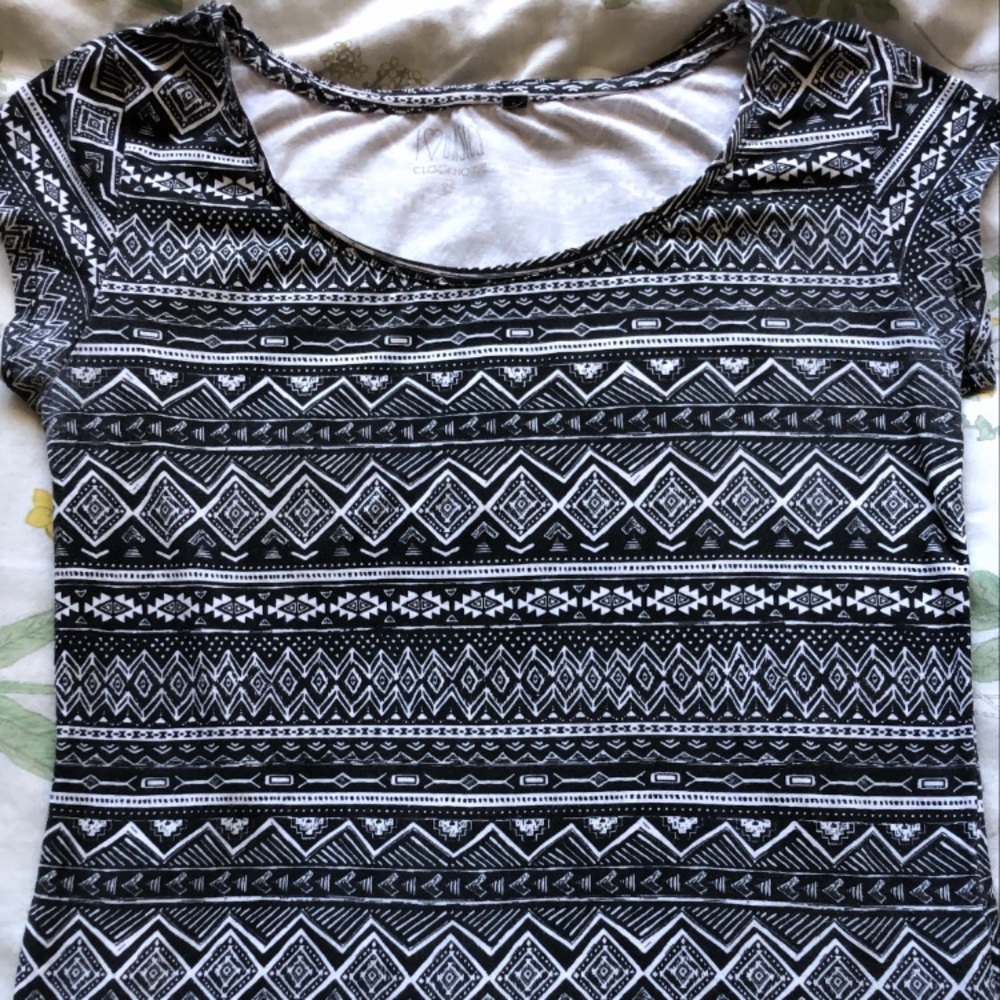 Adorable short sleeve in black and white!!